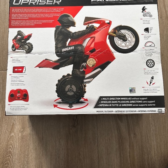 Upriser Ducati Authentic Panigale V4 S Remote Control Motorcycle with Rider - Picture 2 of 3